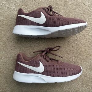 Nike Mauve Tanjuns